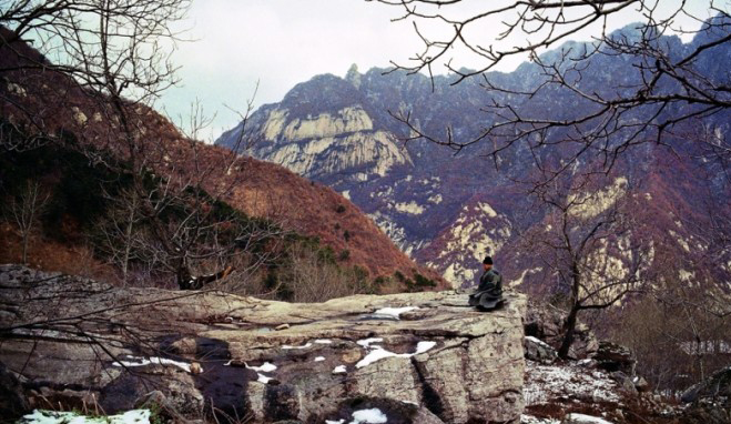 Một cao tăng ngồi đả toạ trong núi. (Ảnh: National Geographic)